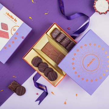 gift box with chocolate-coated mini cakes, 35% milk chocolate mini bars and 55% dark chocolate discs