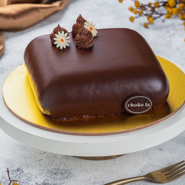 Send Mothers Day Square Chocolate Cake Online in India at Indiagift.in